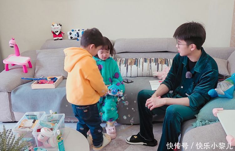 兄弟俩|为27岁儿子生弟弟,宝妈高龄生产引争议:等两年抱孙子不好吗?