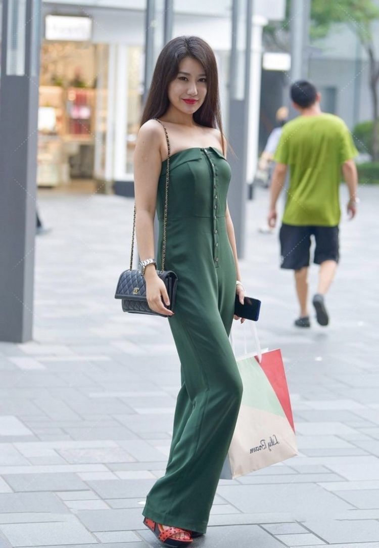 街拍|街拍:浪漫的蕾丝元素,绝对是优雅女性的最爱了