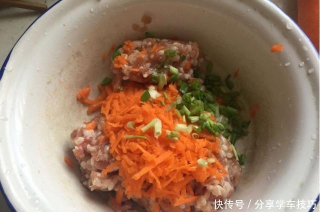 蒸出来的早餐主食，豆皮包糯米，一搅一卷蒸一蒸，出锅就上桌！