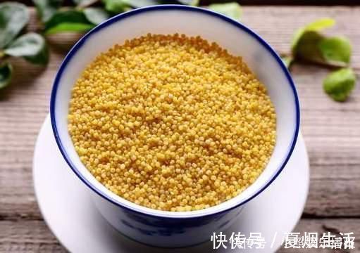 熬小米粥有窍门，不能直接加水煮，牢牢记住2点，米粥又香又浓稠