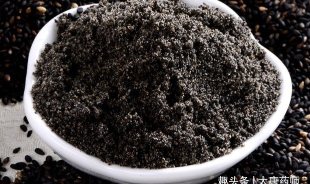 黑芝麻|取一个鸡蛋滚开水冲一下，一天吃一个，补五脏之虚，养全身气血！