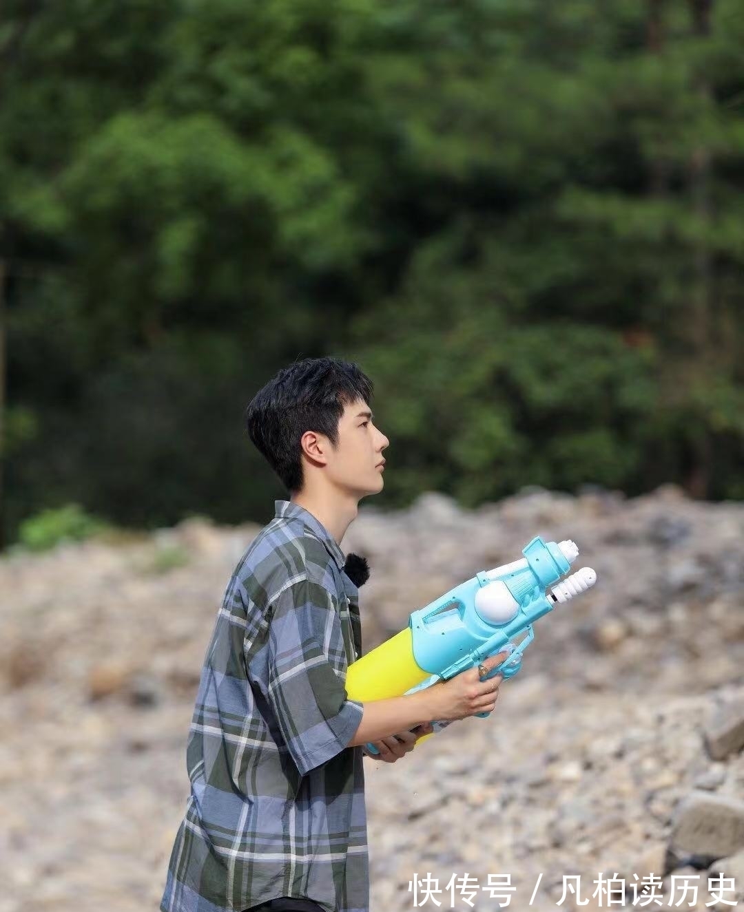 做菜|面對清澈的溪流,王一博把“無心做菜,只想下水”寫在了臉上