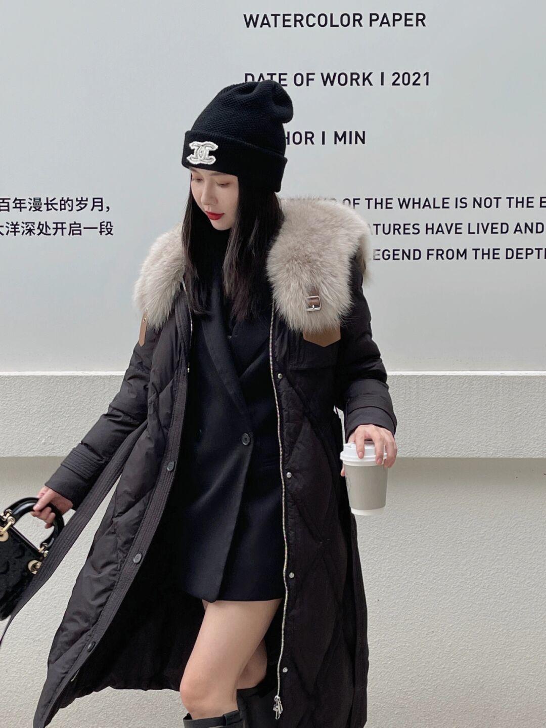 黑白配 简单的黑色羽绒服低调又大气,今冬备上一件,长款短款都好看