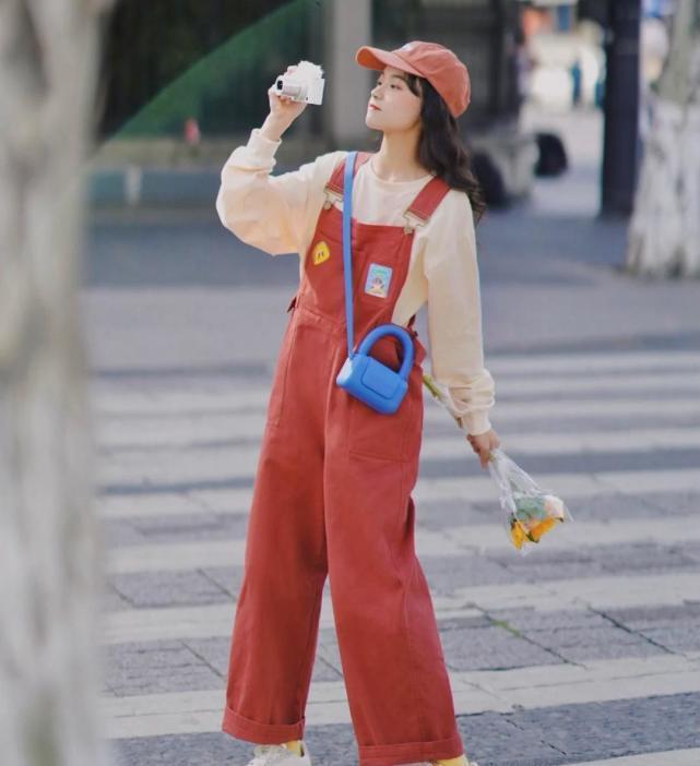 搭配|秋季,紫色卫衣搭配牛仔裤背带裤俏皮可爱,可咸可甜,适合小个子