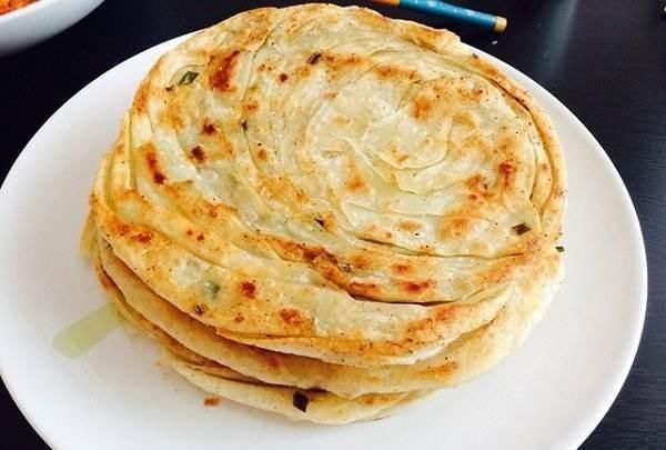 烙饼时,直接加水大错特错!面点师傅:加点它,又香又软还出层