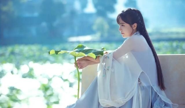 如果說(shuō)李子柒的生活對(duì)我們不切實(shí)際，那她穿的衣服我們倒能學(xué)學(xué)