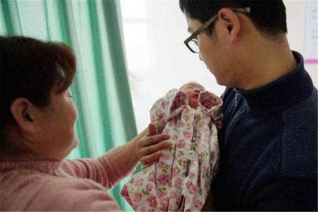 操文欣|爸爸姓“操”,为给女儿取名翻遍字典,爷爷随口一改让人心服口服