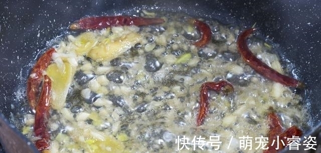 晒晒一家4口的晚餐，全是家常菜，用心搭配，家人爱吃，顿顿光盘