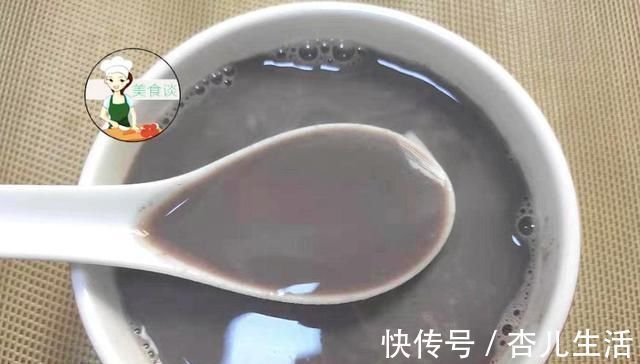 白头发最怕这黑色食材,一碗成本几块钱,常喝气色好,白发变少了