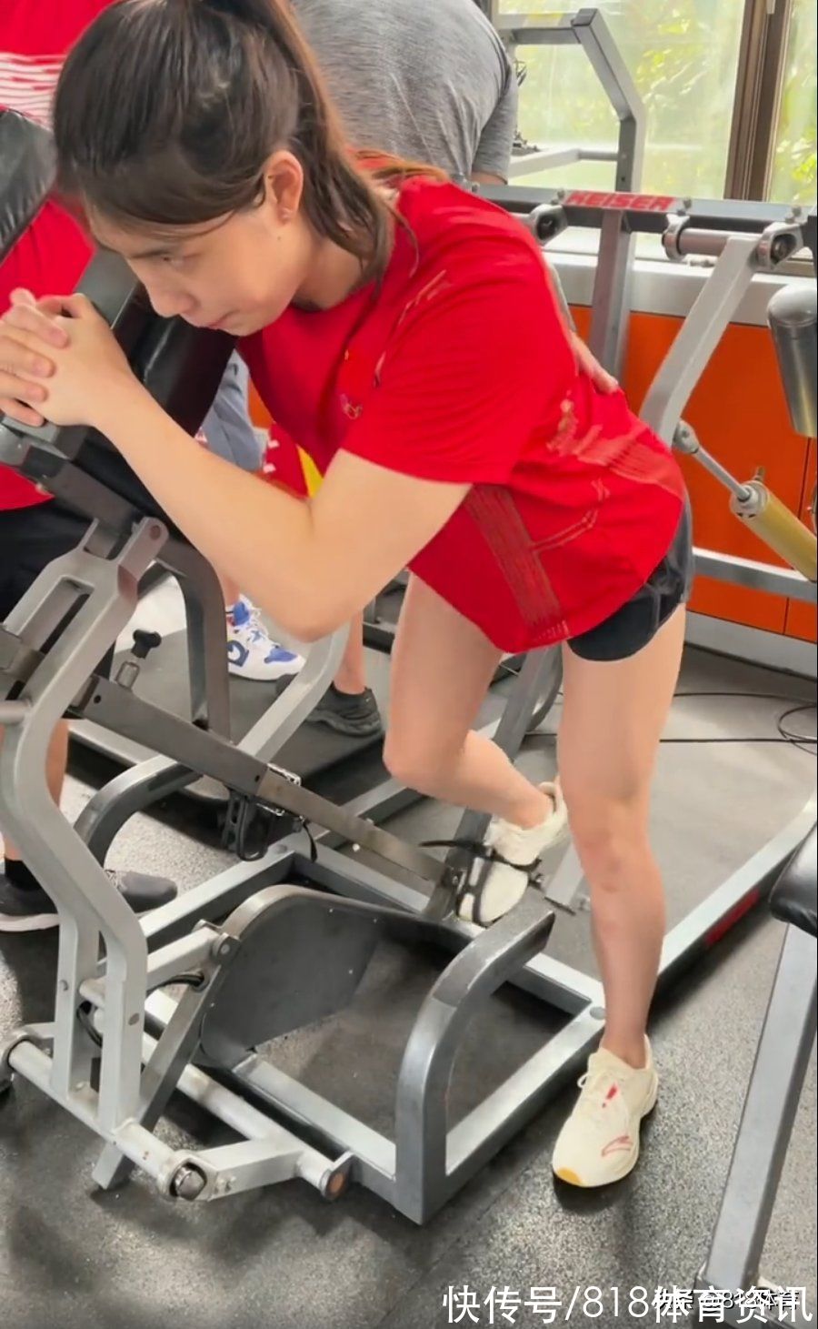 杠铃|金刚萝莉!张雨霏备战全运举100斤杠铃,负重35公斤引体向上很轻松