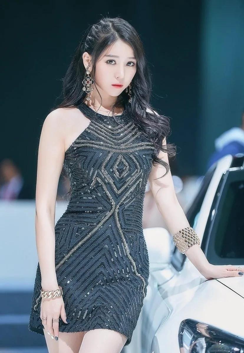 韩国知名车模, 时尚镂空连衣裙, 带出迷人性感, 网友: 好身材!