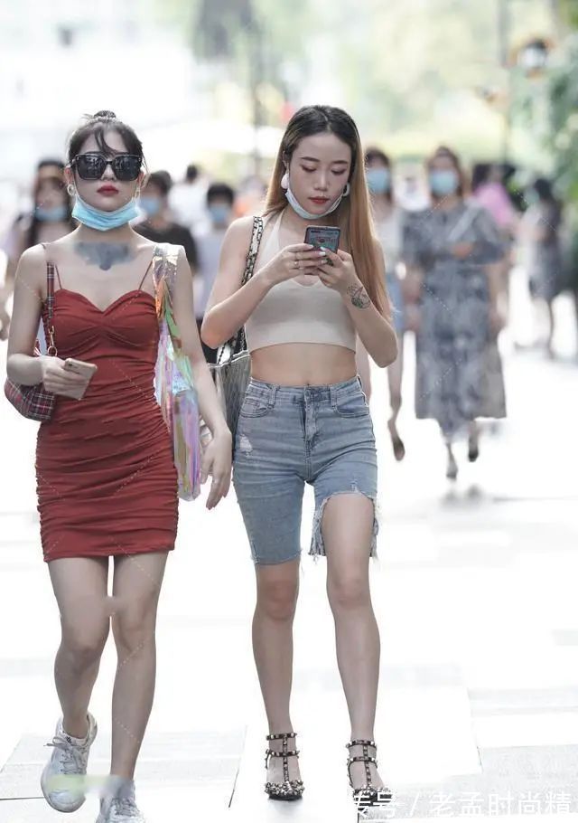 裤子 浅蓝牛仔打底裤搭米色老爹鞋,显高显气质,当下很时髦的搭配