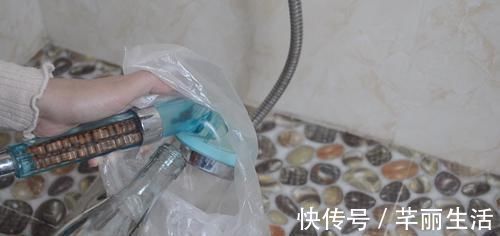 淋浴喷头堵了不用怕，学会这诀窍，只需一个塑料袋就能轻松解决