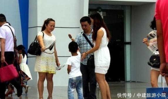 家长|5岁儿子在幼儿园被欺负,宝妈在家长群发了一段话,老师干得好