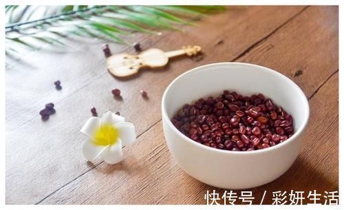 玫瑰花茶|女人“姨妈期”怕衰老？多吃4种食物，清除污血，温暖子宫更年轻