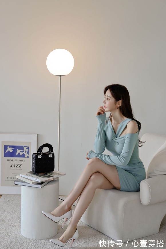 及膝裙|女神孙允珠的时尚搭配：萨拉曼卡涟漪谧蓝吊领及膝裙
