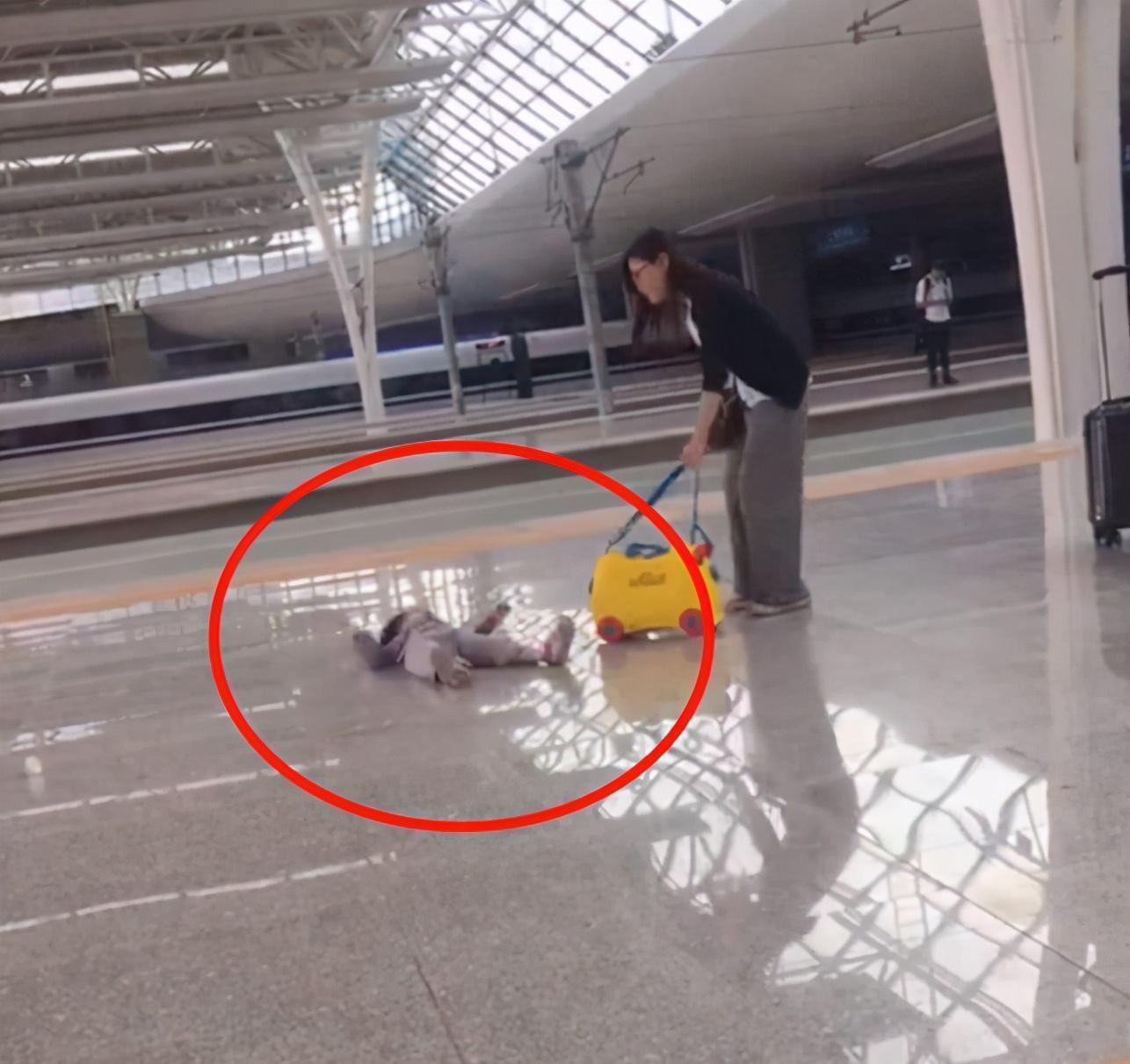 孩子|“倔强母子”走红,大街上相隔3米僵持不下,谁都不服谁