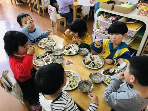 幼儿园老师群里误发午餐照秒撤回，被眼尖家长发现：给个解释