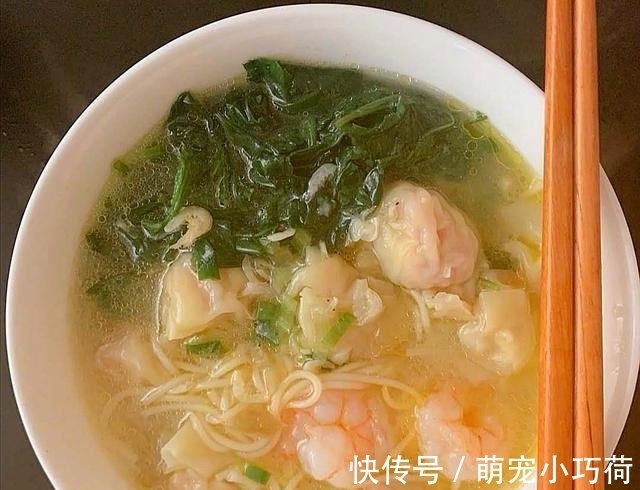 海清晒美食，牛肉面太馋人，引来一大群网友围观，饿肚子真不敢看