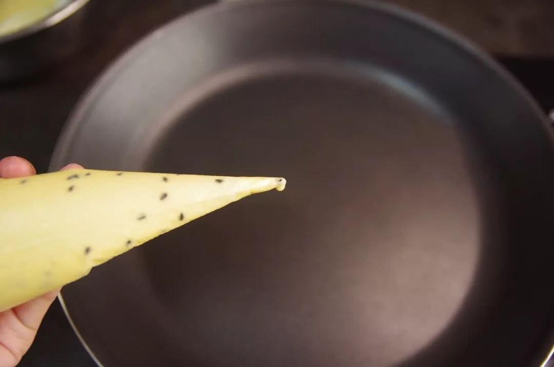 酥到掉渣的蛋卷,其实用平底锅就能做!