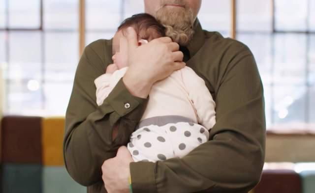 小佳|为什么婴儿喜欢被抱着走动,大人一坐下就哭?这些原因爸妈要明白