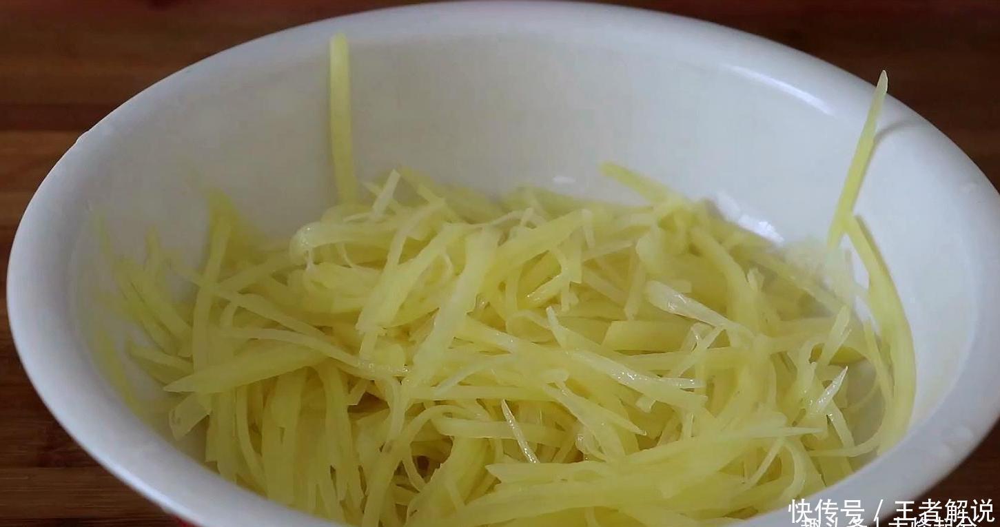 全家|土豆丝不用炒,热水一烫,筷子一搅,上桌全家抢着吃,超简单