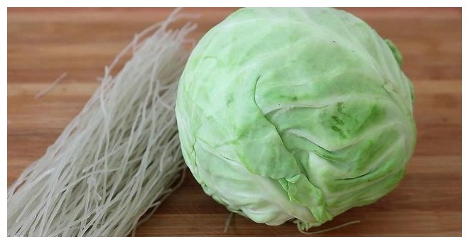 包菜和粉条放在一起,简单一做,比吃肉还香,超简单