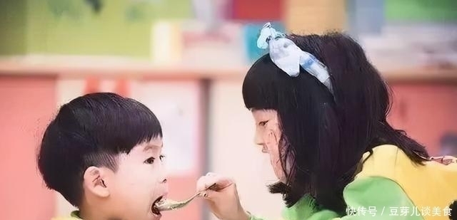 妈妈|妈妈出去买菜,9岁儿子自告奋勇照顾1岁妹妹,回来后宝妈后悔了