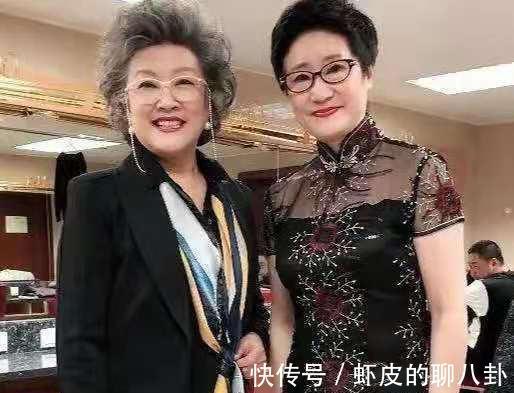 卷发 到了奶奶辈的年龄,都会选择剪短烫卷的发型,怎样做到全国统一?