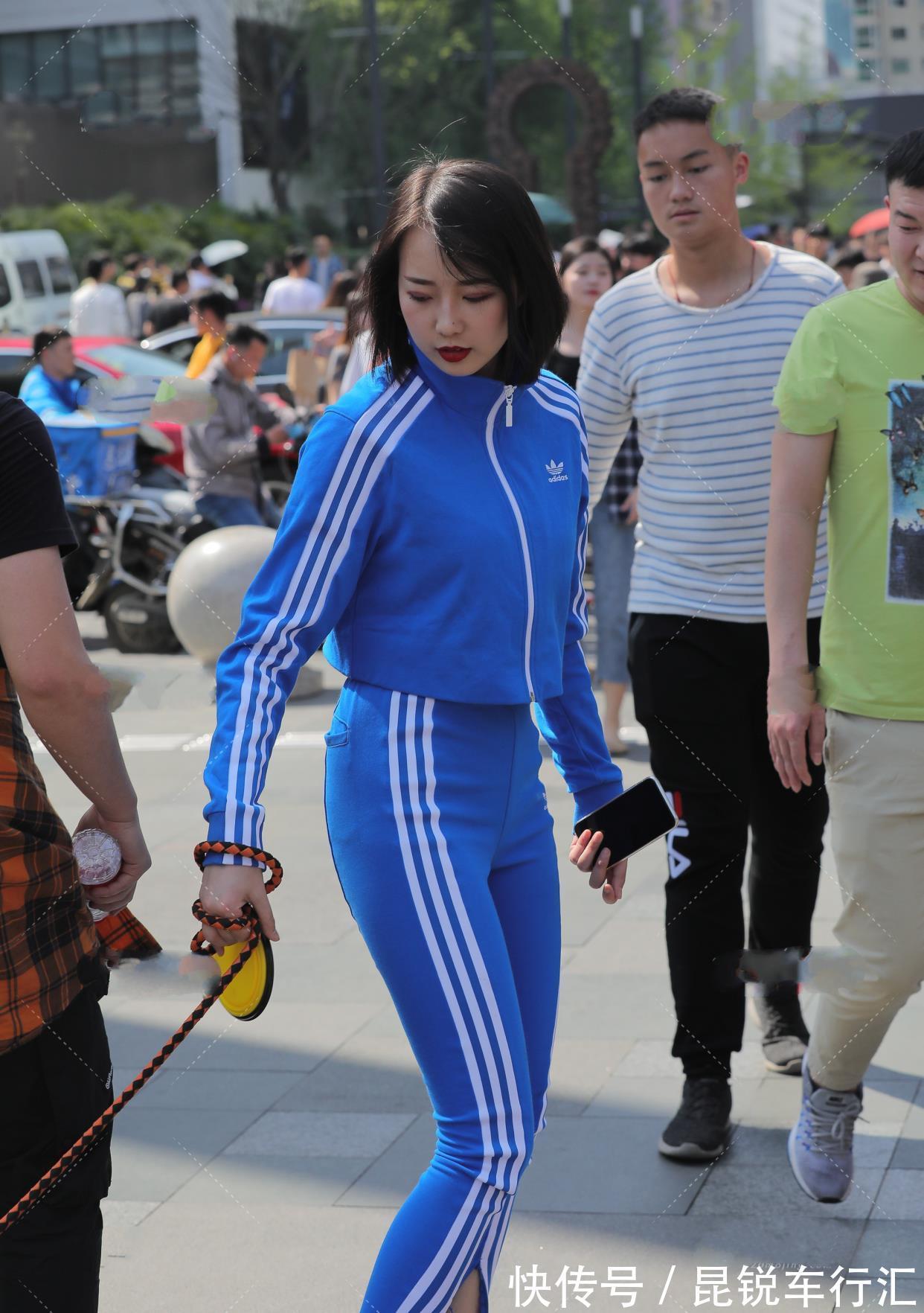 拉链 蓝色运动外套搭配蓝色运动裤,运动的女性是最美丽的