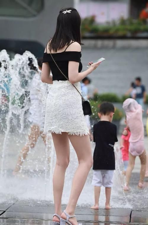 路人街拍黑白配的时尚小姐姐,这样的背影你心动了吗