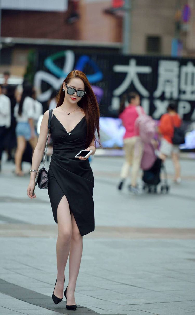 街拍:小姐姐一身装扮,就是街头最美丽的风景线