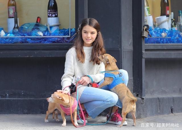  双腿|阿汤哥女儿越长越像他！穿牛仔外套配碎花裙，脚踩短靴双腿显纤细