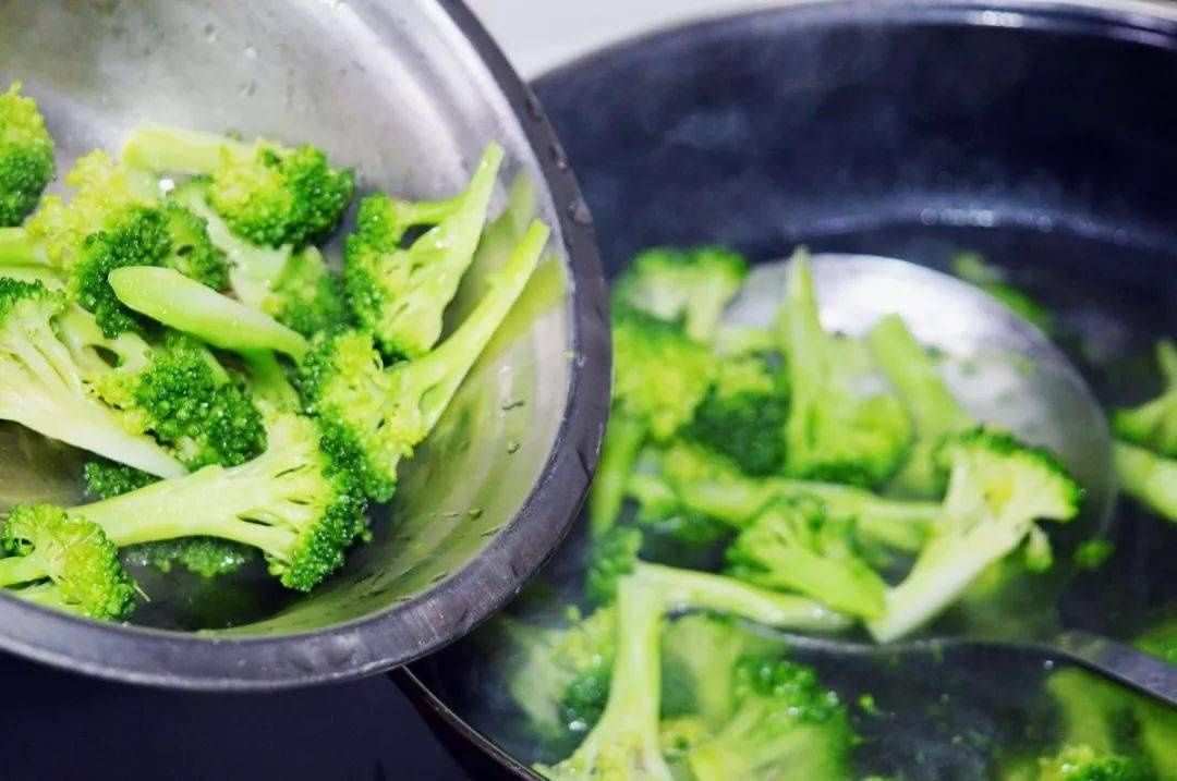 炒西兰花，不可直接下油锅！少这一步，西兰花发“蔫”