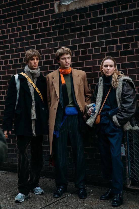 运动鞋才是冬日穿搭的标配 时髦精们都这在穿