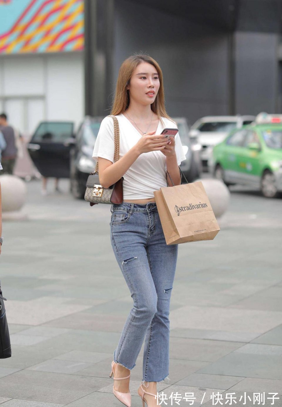 喇叭|一件白色的休闲衬衫,底下搭一条浅蓝的牛仔喇叭裤,小姐姐看上去很时尚