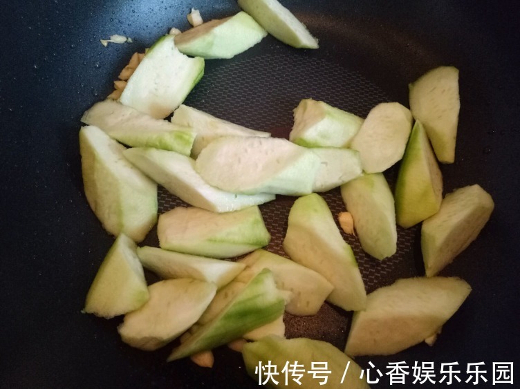 丝瓜|炒丝瓜，第1步不是先放油！大厨教你1招，翠绿不发黑，鲜嫩不出水