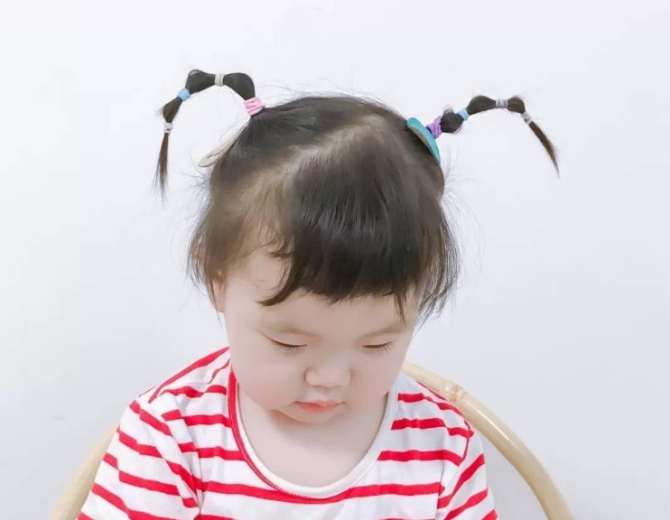 幼儿园老师|看到幼儿园老师给孩子扎的头发,宝妈心疼极了,怒斥太不负责了