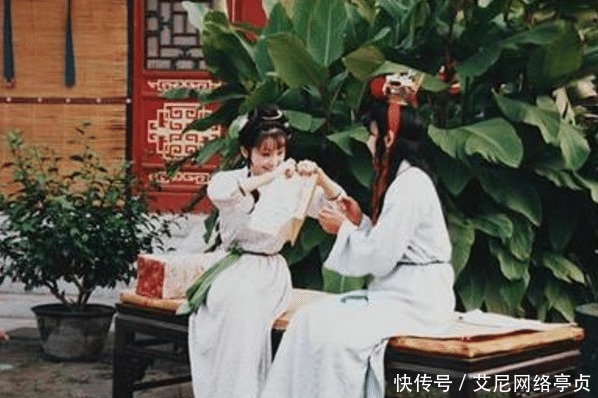 怡红院|红楼梦中,晴雯拿簪子扎坠儿,不是心狠,而是恨铁不成钢