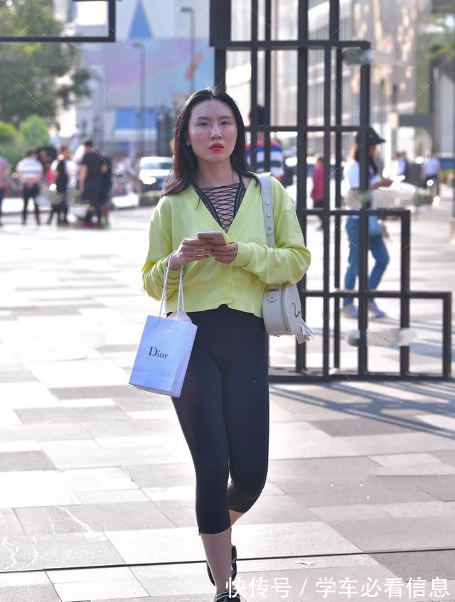 半长裤 荧光黄针织衫搭配网状内搭,性感时髦,成熟大气的时尚运动风!