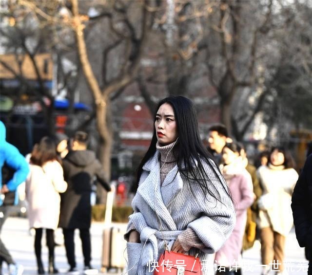 街拍图3小姐姐身材不错,就是额头有点高,可以亲的位置很多!