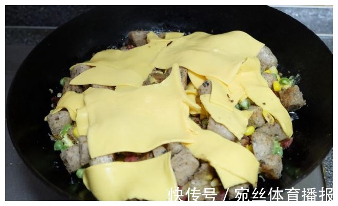 豌豆|2个馒头2个鸡蛋,教你在家做披萨,香软又拉丝,全家大小抢着吃