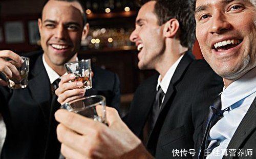 维生素c|45岁大叔甘油三酯半年降到1.7,医生:饮食坚持这2点,血管感谢你