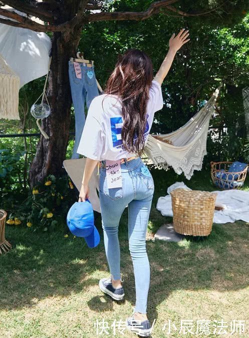 霓裳羽衣的牛仔裤,“烂大街”依旧潮流简约,让人瞬间气质爆棚
