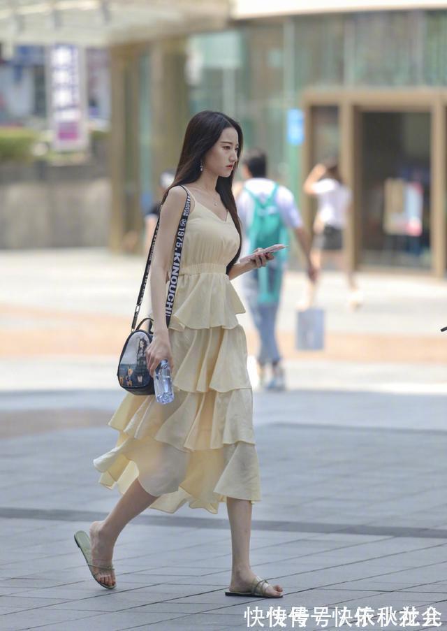 身材 学会对比才能发现美,开叉裙不仅很显身材,还能穿出惊艳感