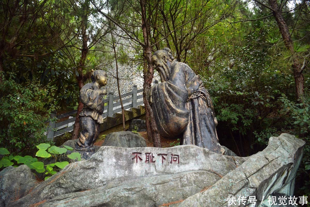 山上|山上安装众多雕塑,活灵活现栩栩如生,孩童将其当“玩具”