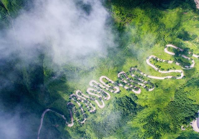 我国有条超惊险公路，如白龙盘山，在此开车超刺激，被誉为英雄路