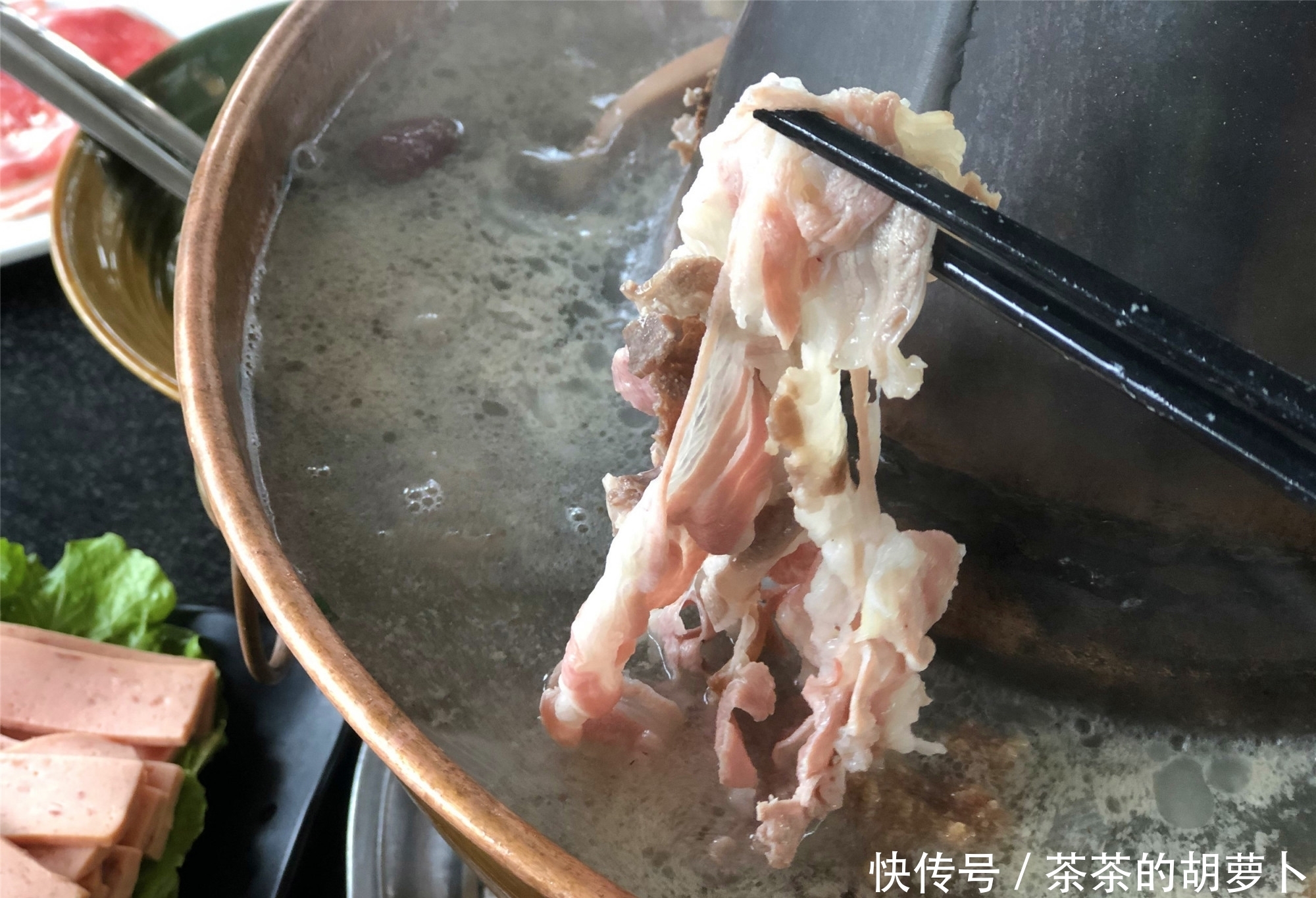羊肉|假期和家人吃“老式铜火锅”,120元点了2斤肉,看看是真羊肉吗?