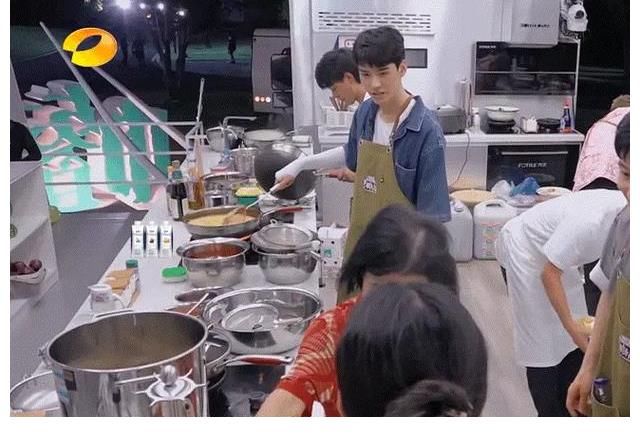 cp感|龚俊周也傲娇互怼，眼神偷瞄气氛甜美，中餐厅5变“浪漫满屋”