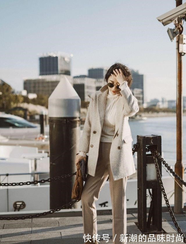 视觉效果 跟着时尚博主学穿搭,毛茸茸的卡其色外套配白裤,温柔简约又时尚!